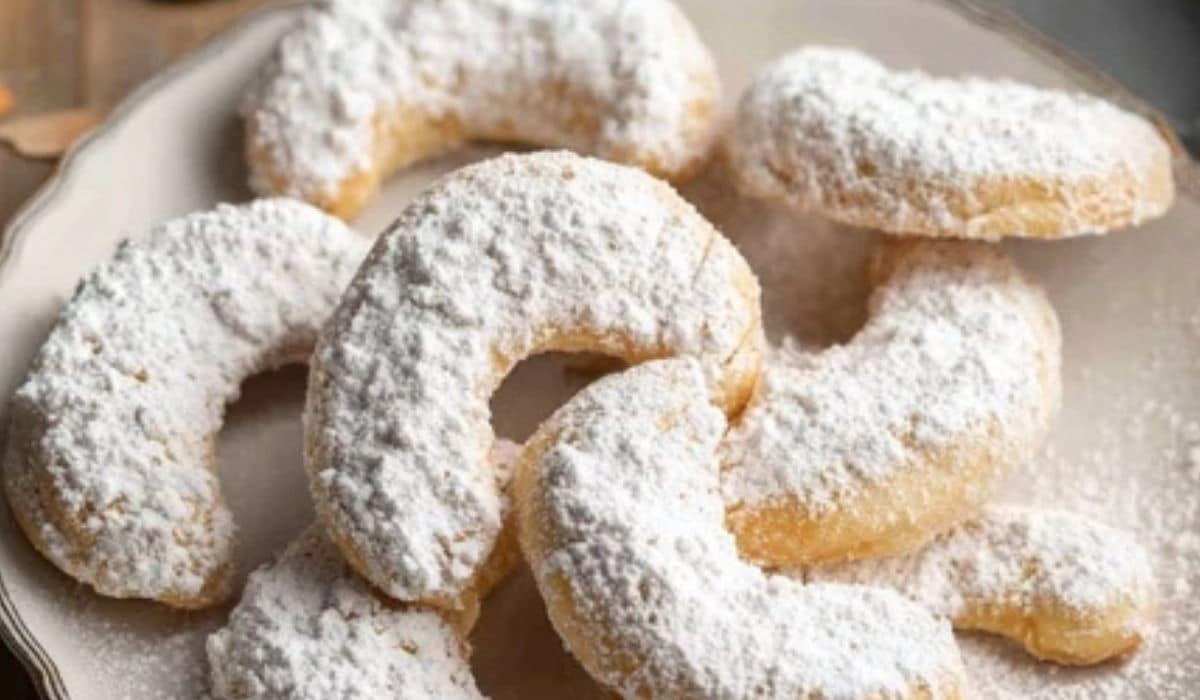 almond-crescent-cookies-featured