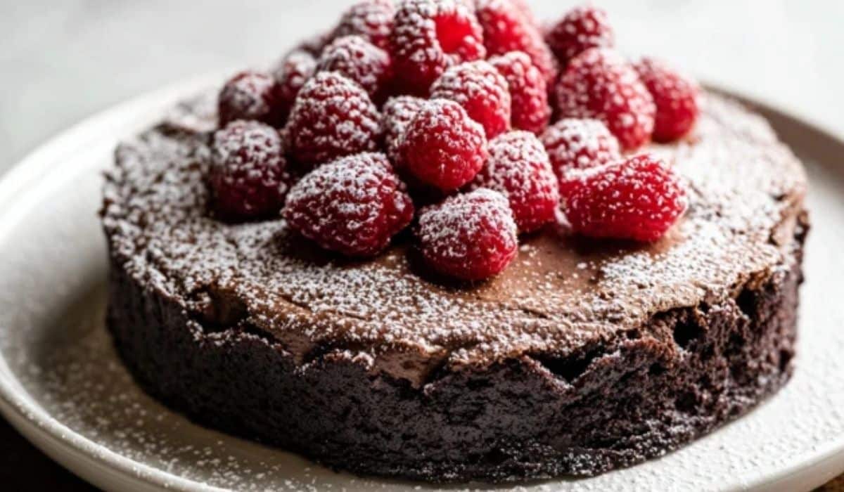 flourless chocolate cake with raspberries